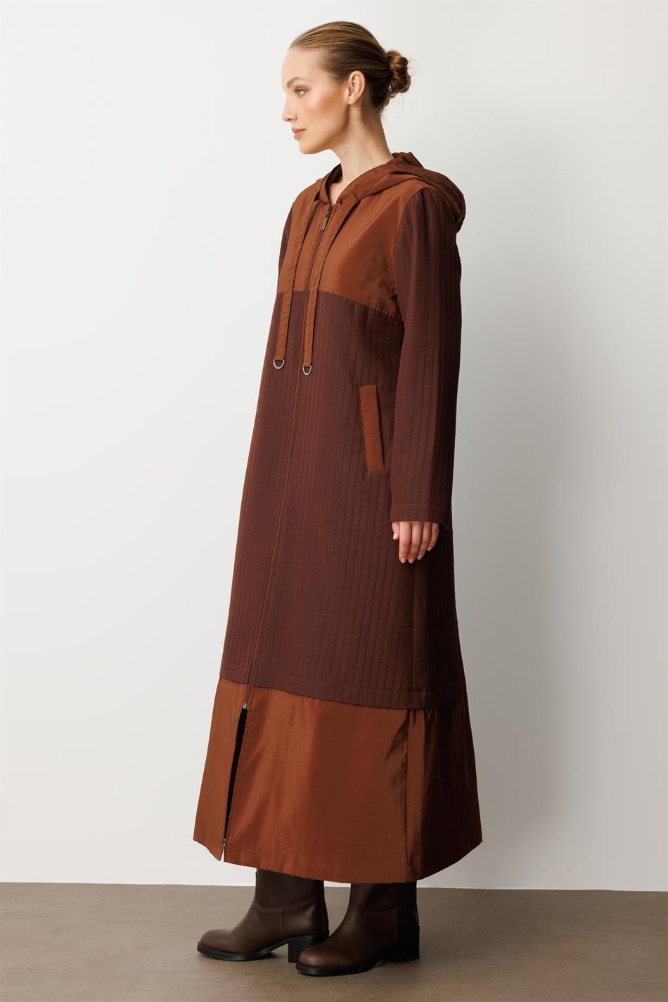 Sportlicher Trenchcoat in Braun, gesteppt mit Jacquardmuster und Cupra-Futter, ideal für die Saison.