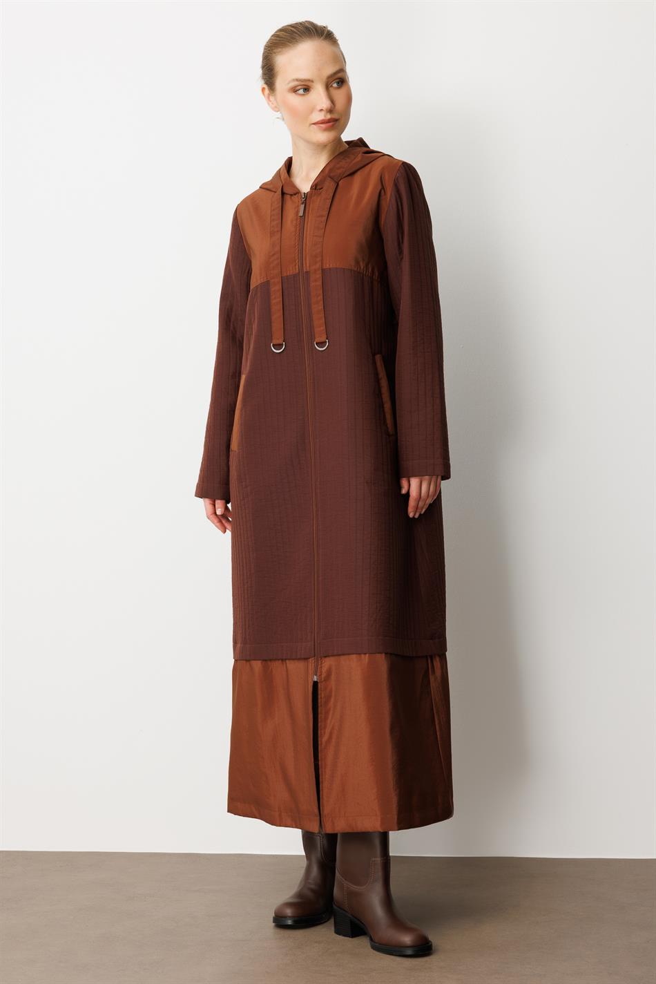 Sportlicher Trenchcoat in Braun, gesteppt mit Jacquardmuster und Cupra-Futter, ideal für die Saison.