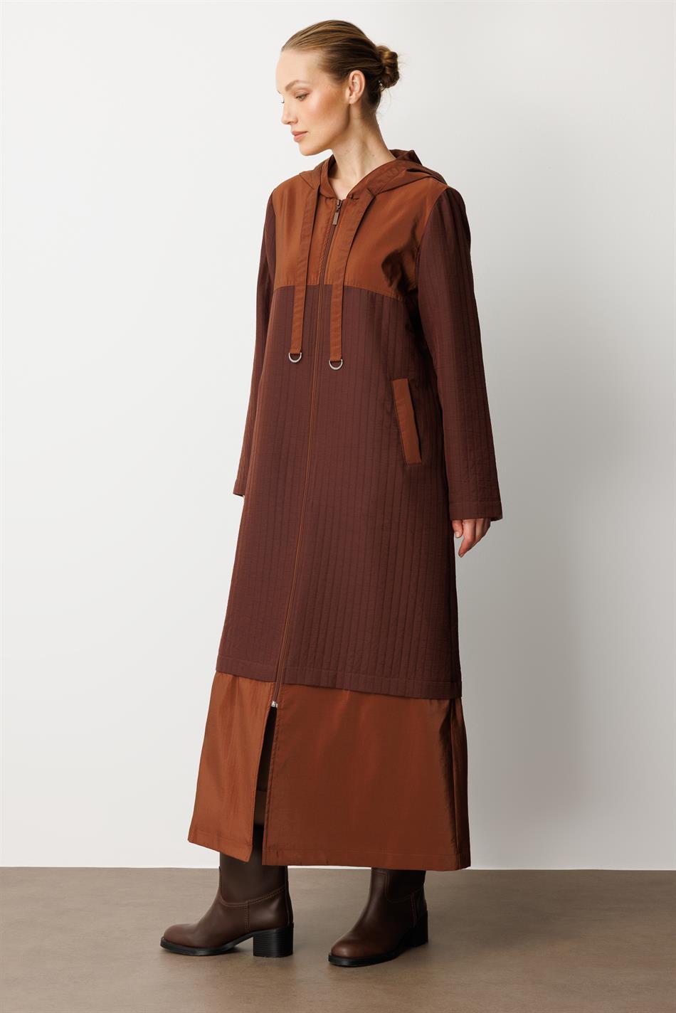 Sportlicher Trenchcoat in Braun, gesteppt mit Jacquardmuster und Cupra-Futter, ideal für die Saison.