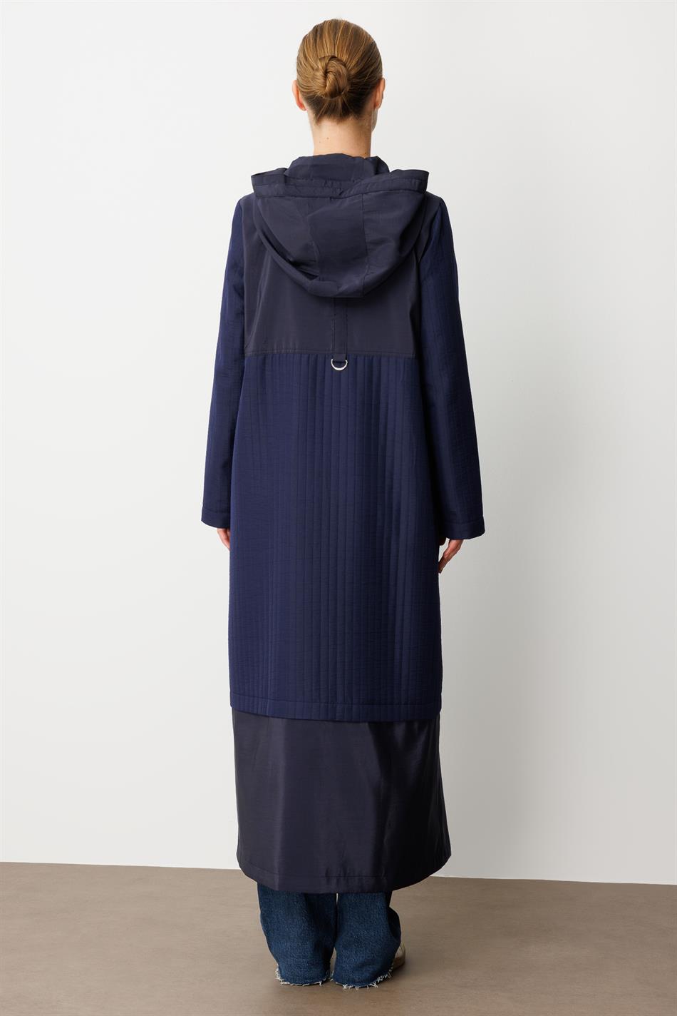 Sportlicher Trenchcoat aus Jacquard-Steppgewebe und Cupra-Futter – Marineblau