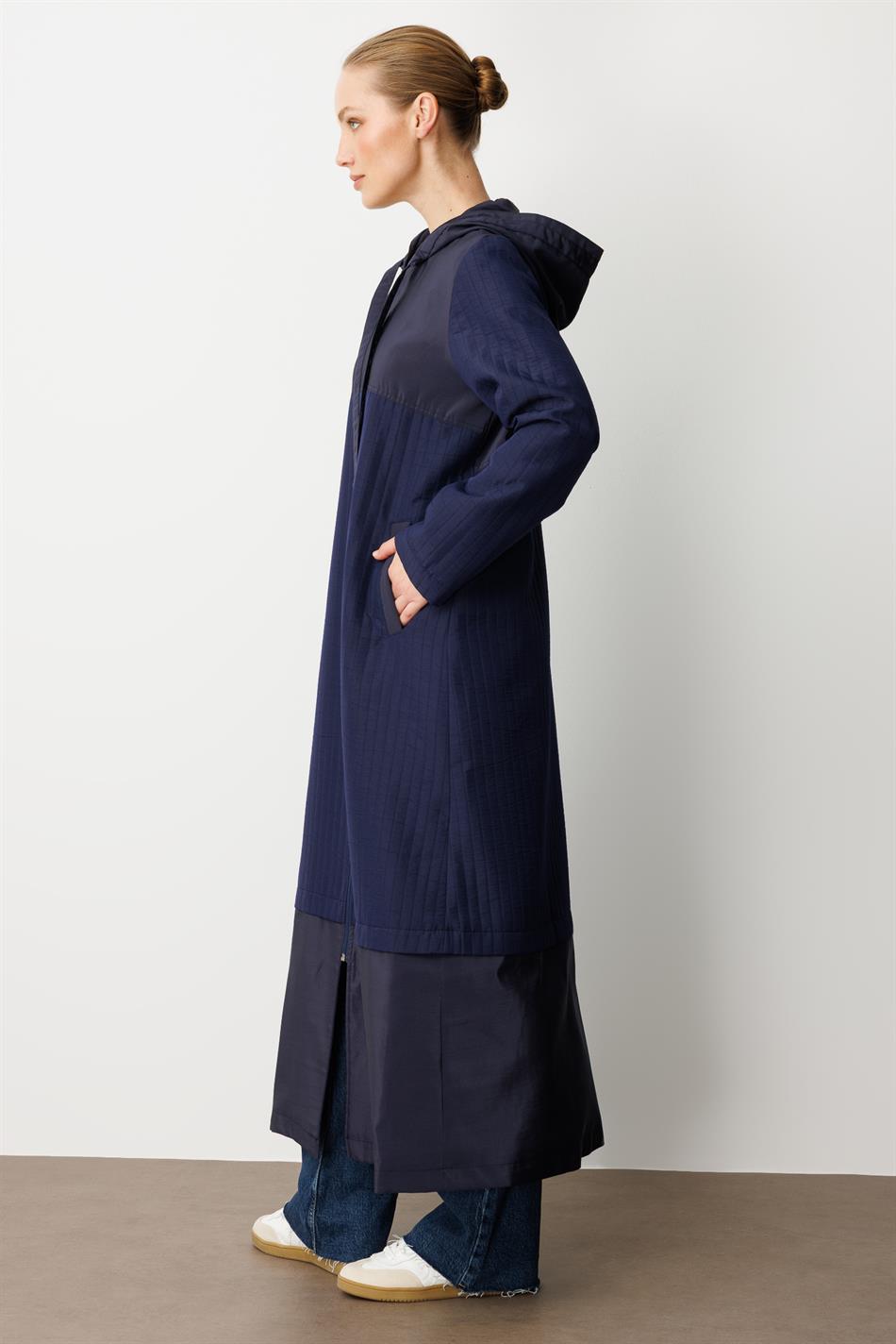 Sportlicher Trenchcoat aus Jacquard-Steppgewebe und Cupra-Futter – Marineblau