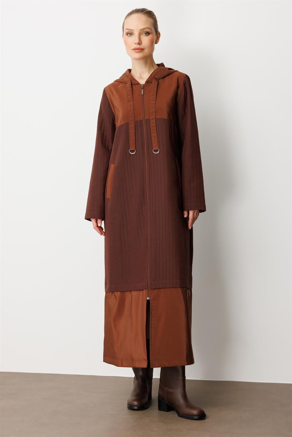 Sportlicher Trenchcoat in Braun, gesteppt mit Jacquardmuster und Cupra-Futter, ideal für die Saison.