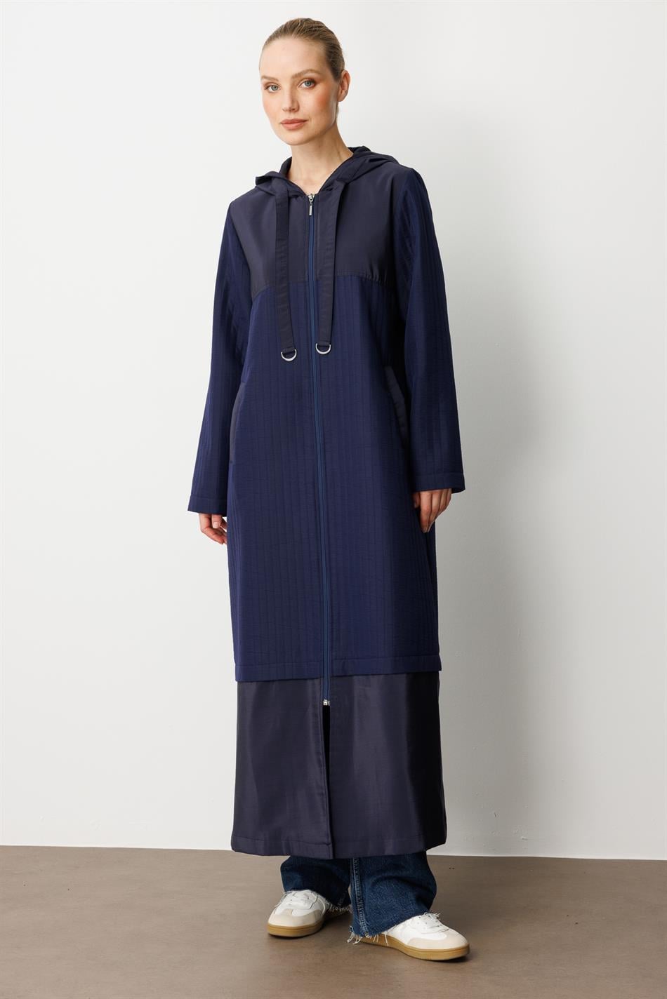 Sportlicher Trenchcoat aus Jacquard-Steppgewebe und Cupra-Futter – Marineblau