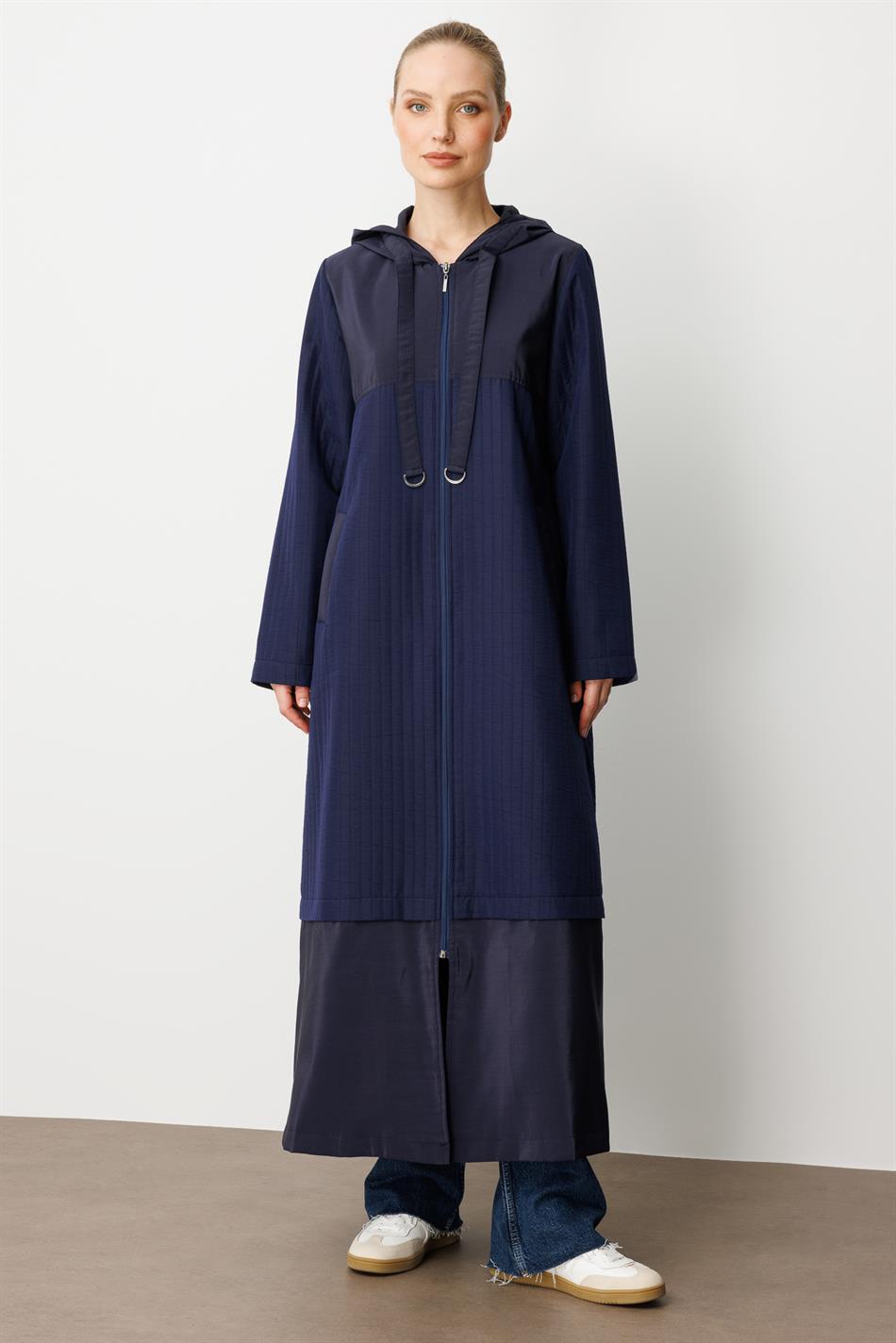 Sportlicher Trenchcoat aus Jacquard-Steppgewebe und Cupra-Futter – Marineblau