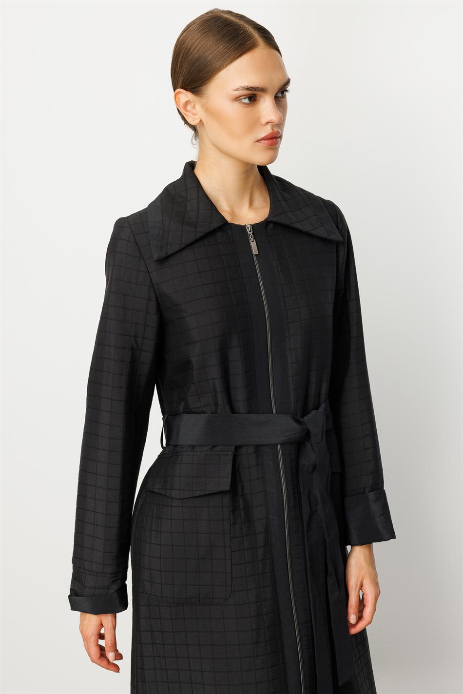 Jakkardlı yorğanlı və sadə bəzəkli parça xəndək palto, tam astarlı, mövsümi istifadə üçün uyğundur - qara