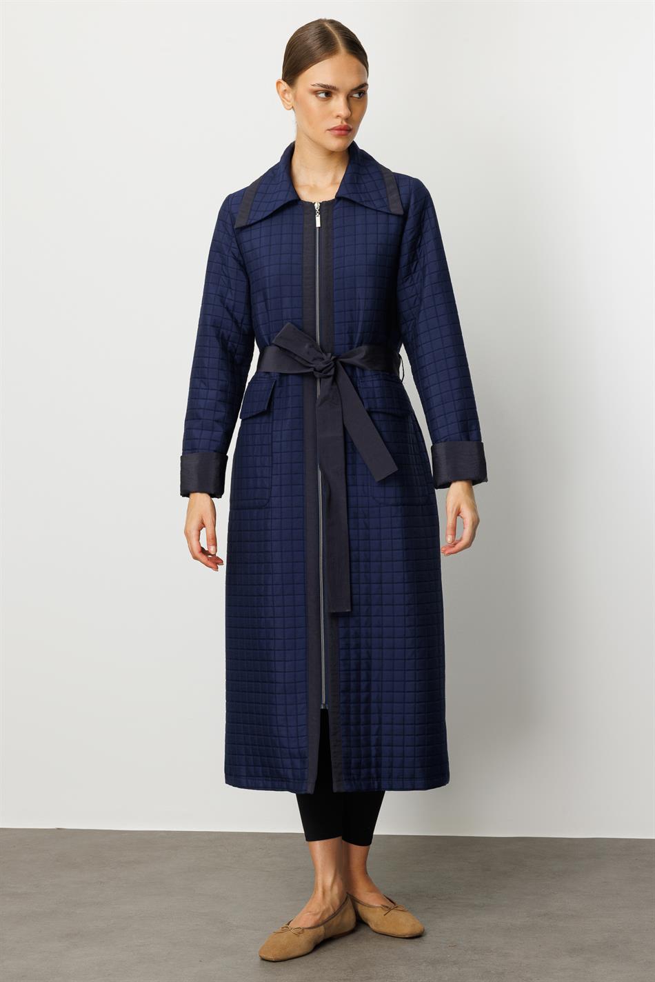 Tünd göy rəngdə xəndək palto, jakkardlı sırğalı və sadə parçadan hazırlanmışdır, tam astarlıdır, mövsümi istifadə üçün uyğundur.