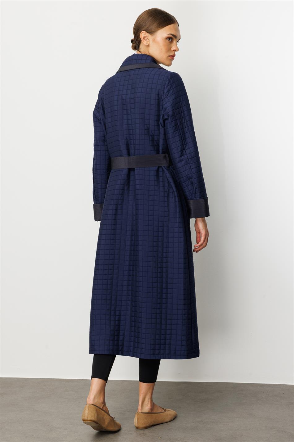 Tünd göy rəngdə xəndək palto, jakkardlı sırğalı və sadə parçadan hazırlanmışdır, tam astarlıdır, mövsümi istifadə üçün uyğundur.