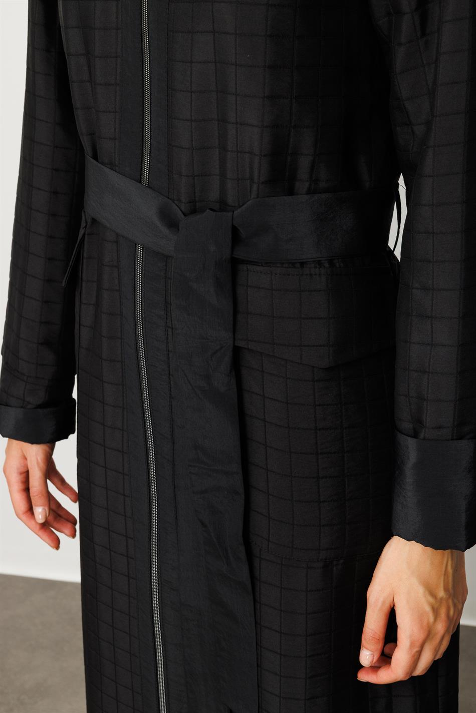 Jakkardlı yorğanlı və sadə bəzəkli parça xəndək palto, tam astarlı, mövsümi istifadə üçün uyğundur - qara