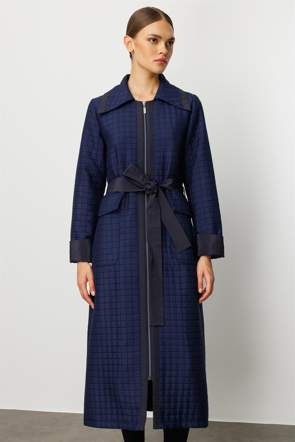 Tünd göy rəngdə xəndək palto, jakkardlı sırğalı və sadə parçadan hazırlanmışdır, tam astarlıdır, mövsümi istifadə üçün uyğundur.