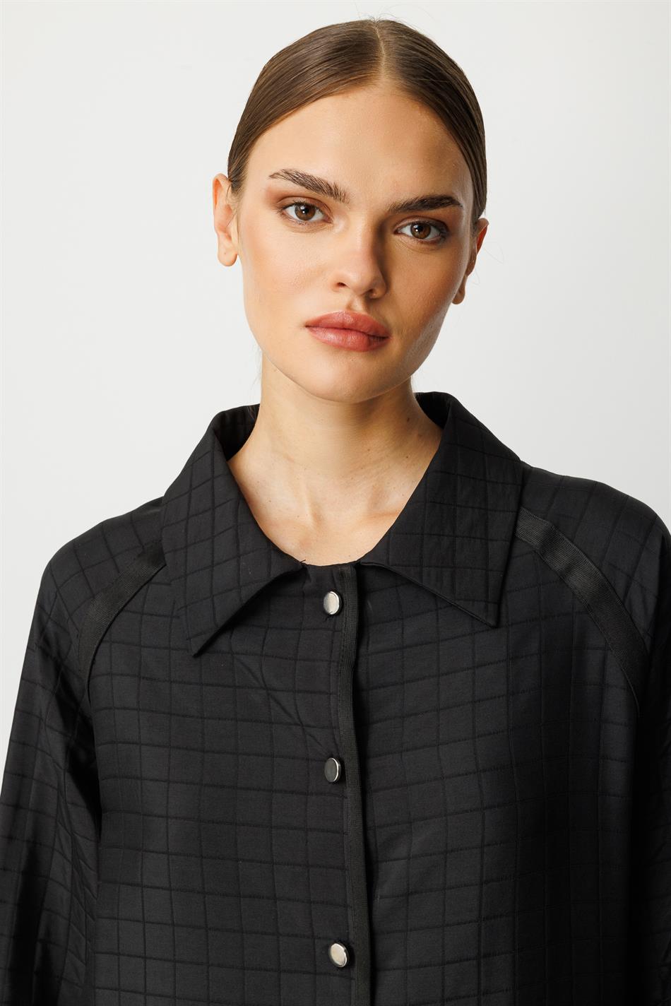 Sportlicher Trenchcoat mit Jacquard-Karomuster, gefüttert und mit Zierdetails – Schwarz