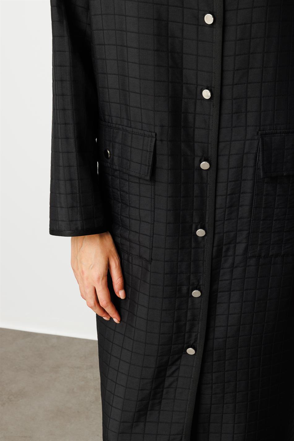 Sportlicher Trenchcoat mit Jacquard-Karomuster, gefüttert und mit Zierdetails – Schwarz