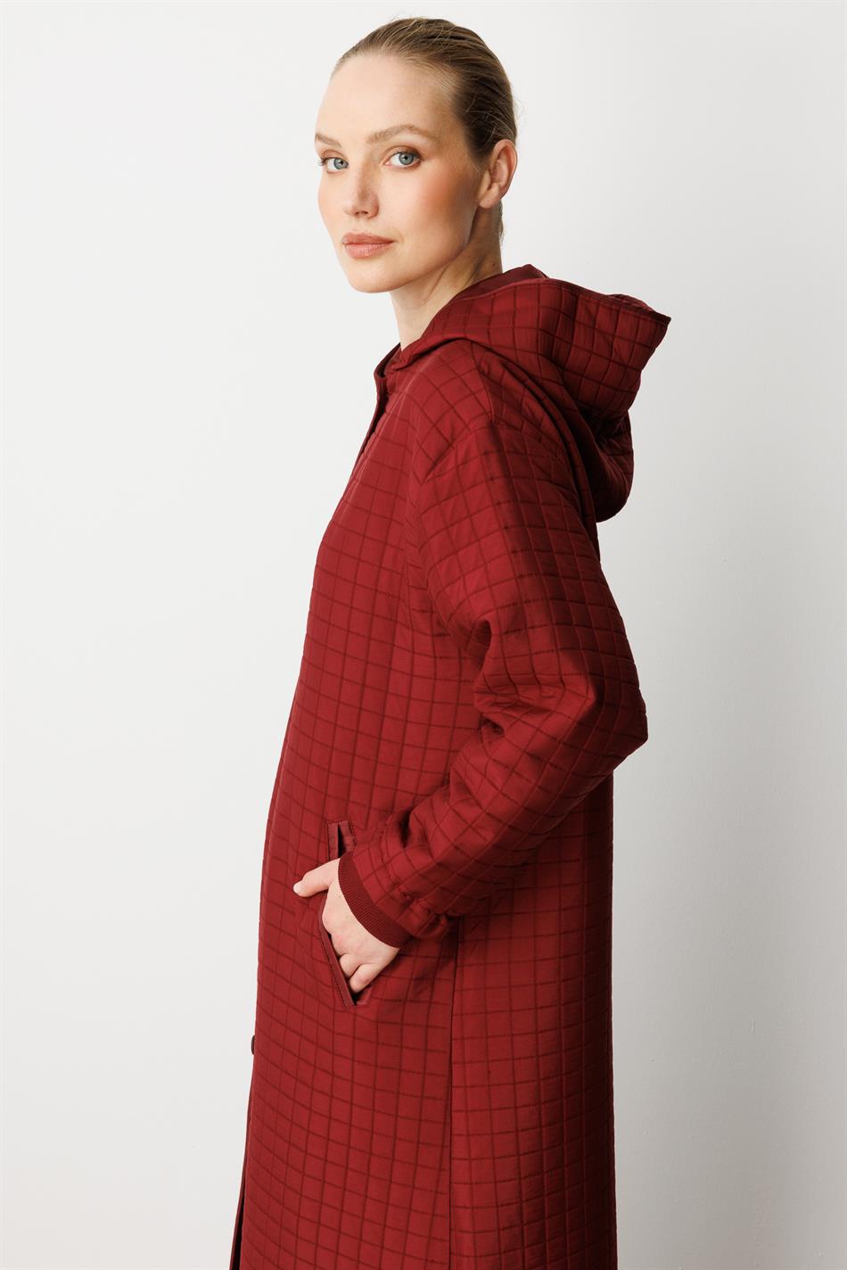 Saisonales, zeitloses Sport-Trenchcoat mit quadratischem Jacquard-Steppfutter – Burgunderrot