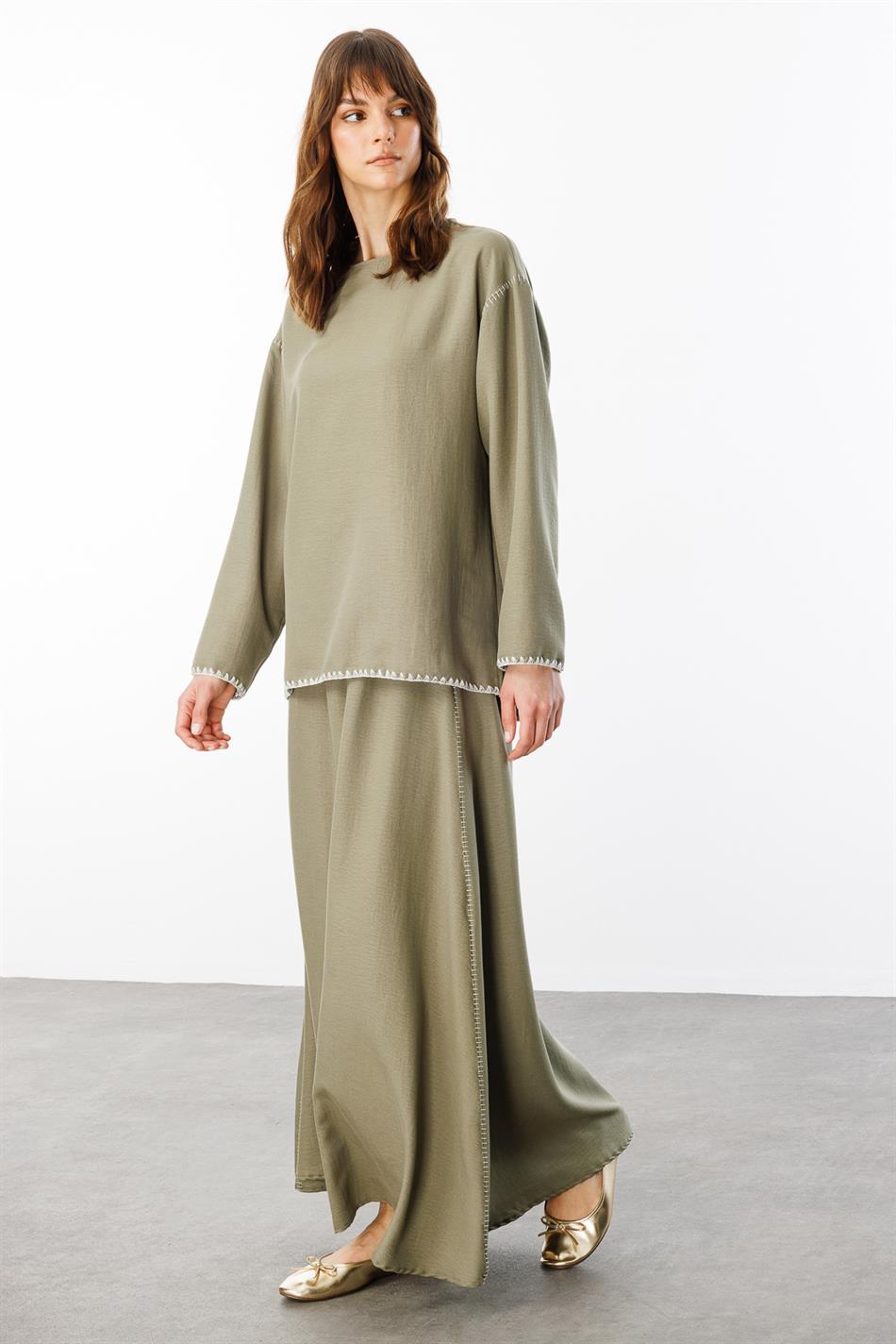 Zijdezachte sportrok en tuniekset met borduurdetails aan de rand - Khaki