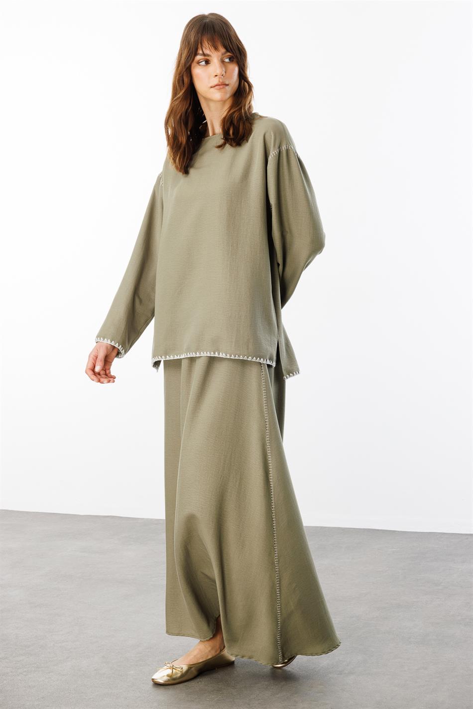 Zijdezachte sportrok en tuniekset met borduurdetails aan de rand - Khaki