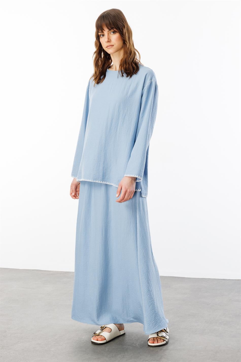 Sportliches Rock- und Tunika-Set aus Seide mit Stickereidetails am Saum – Blau