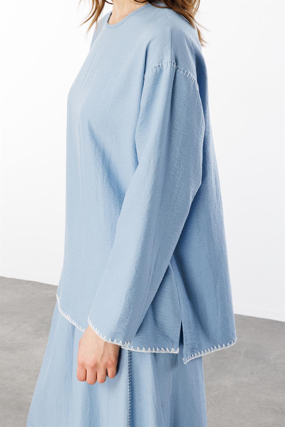 Sportliches Rock- und Tunika-Set aus Seide mit Stickereidetails am Saum – Blau