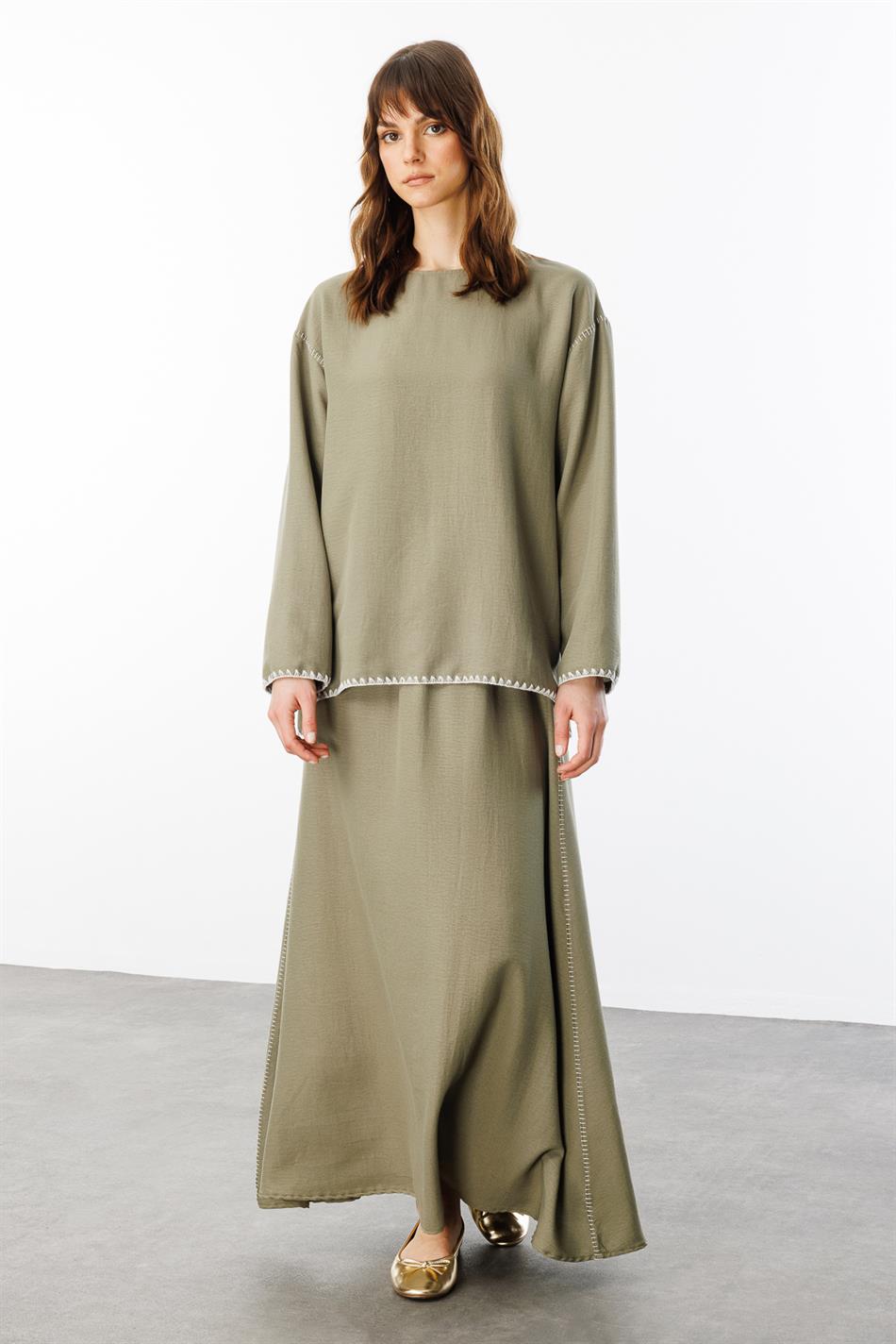 Zijdezachte sportrok en tuniekset met borduurdetails aan de rand - Khaki