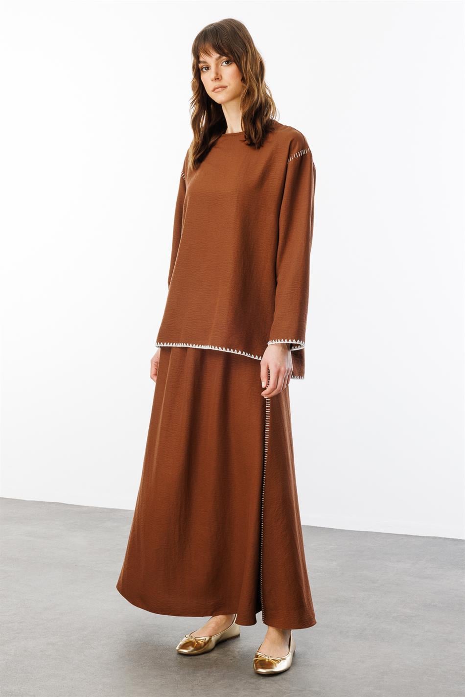 Sportliches Rock- und Tunika-Set aus seidig strukturiertem Material mit bestickten Kanten – Braun