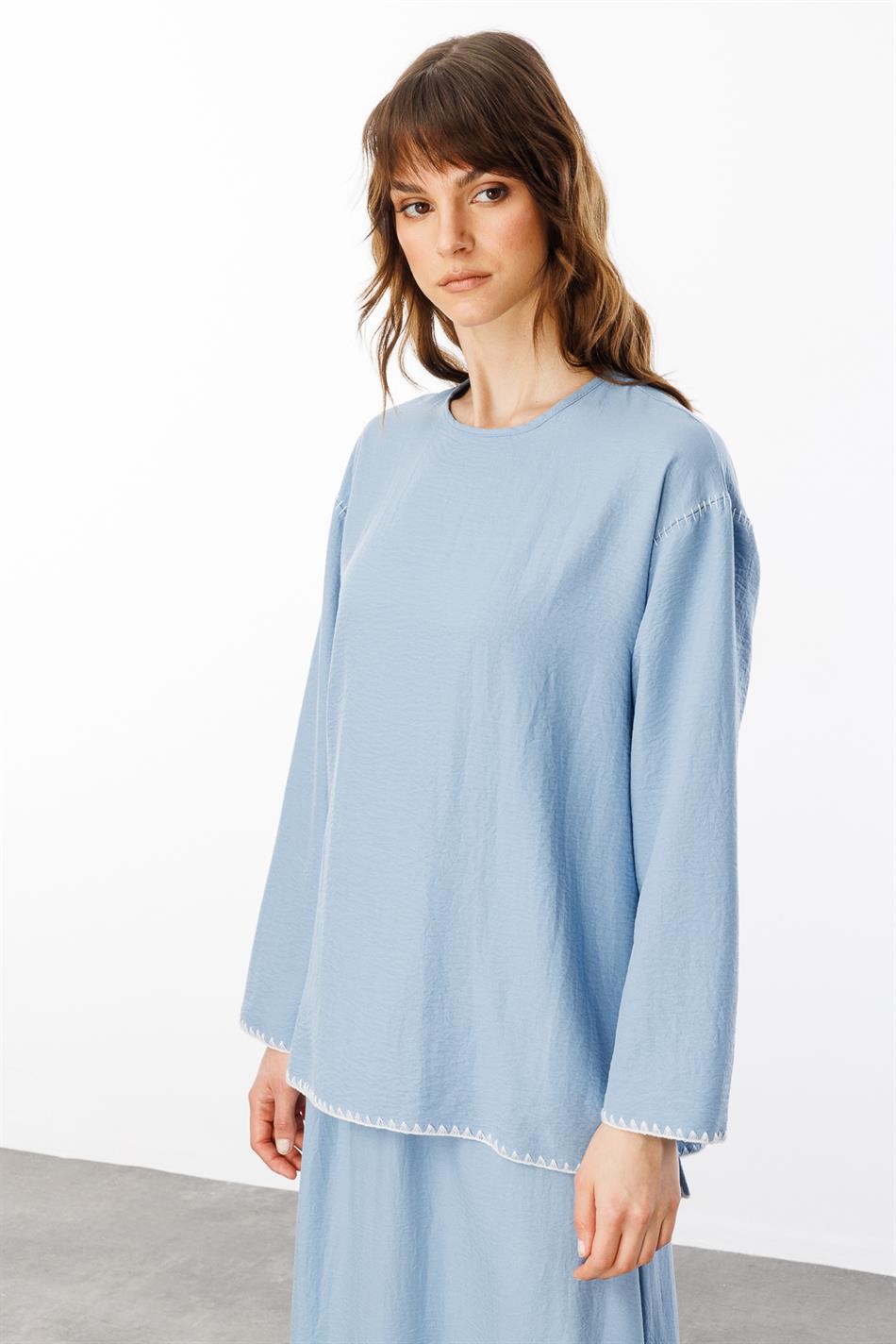 Sportliches Rock- und Tunika-Set aus Seide mit Stickereidetails am Saum – Blau