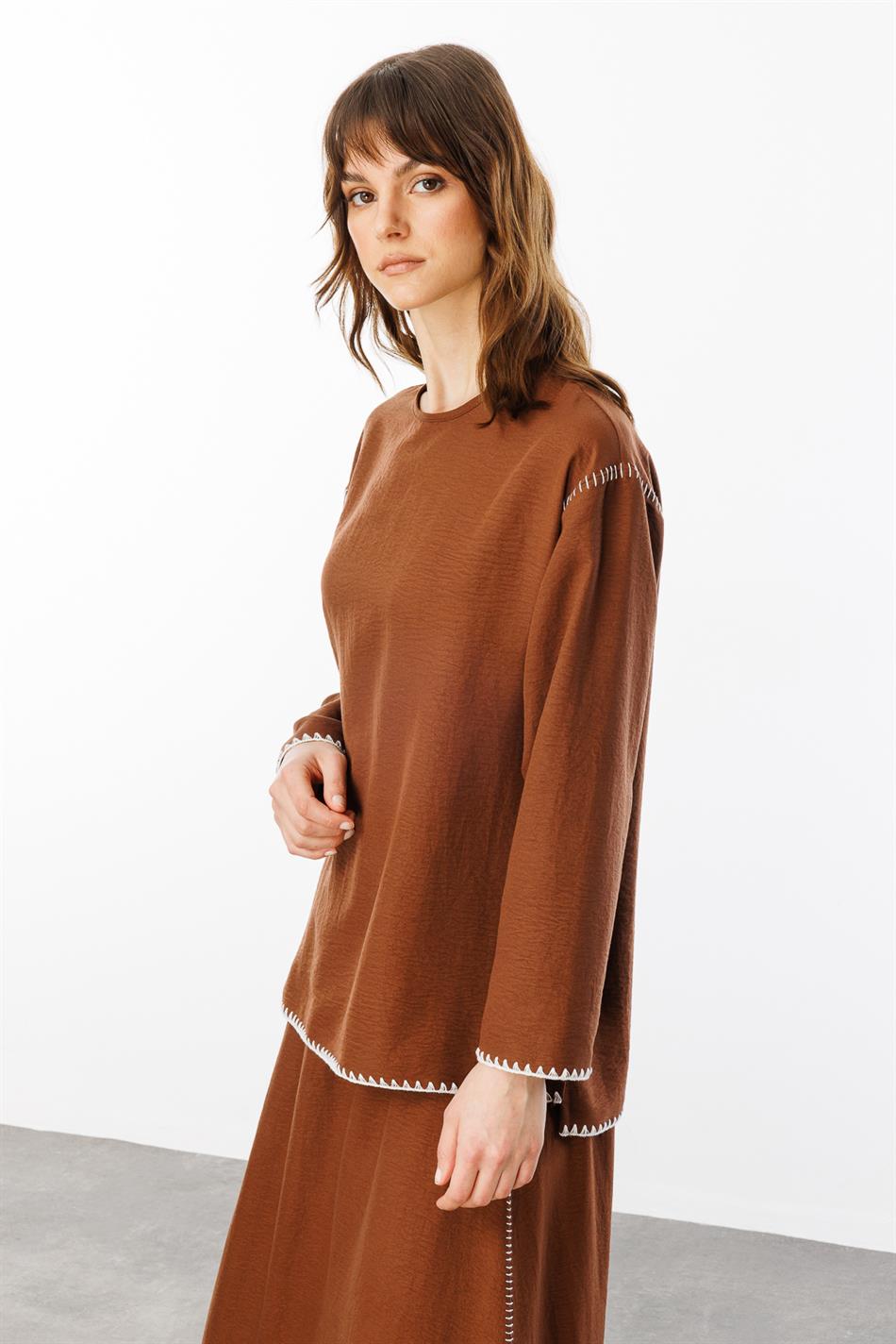 Sportliches Rock- und Tunika-Set aus seidig strukturiertem Material mit bestickten Kanten – Braun