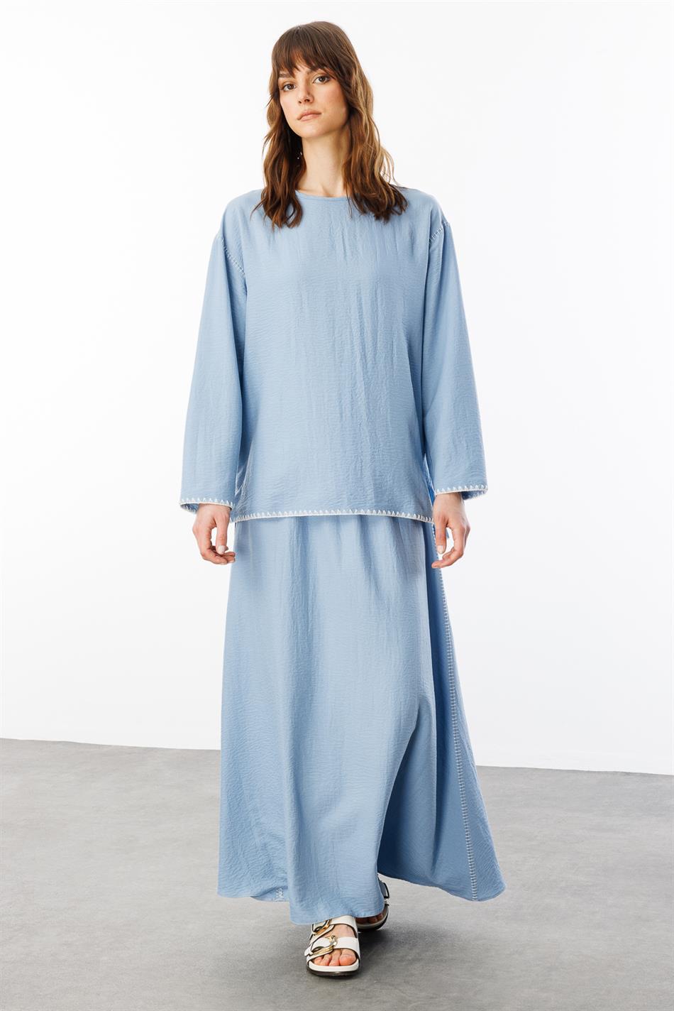 Sportliches Rock- und Tunika-Set aus Seide mit Stickereidetails am Saum – Blau