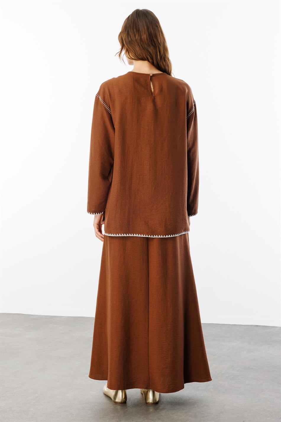 Sportliches Rock- und Tunika-Set aus seidig strukturiertem Material mit bestickten Kanten – Braun