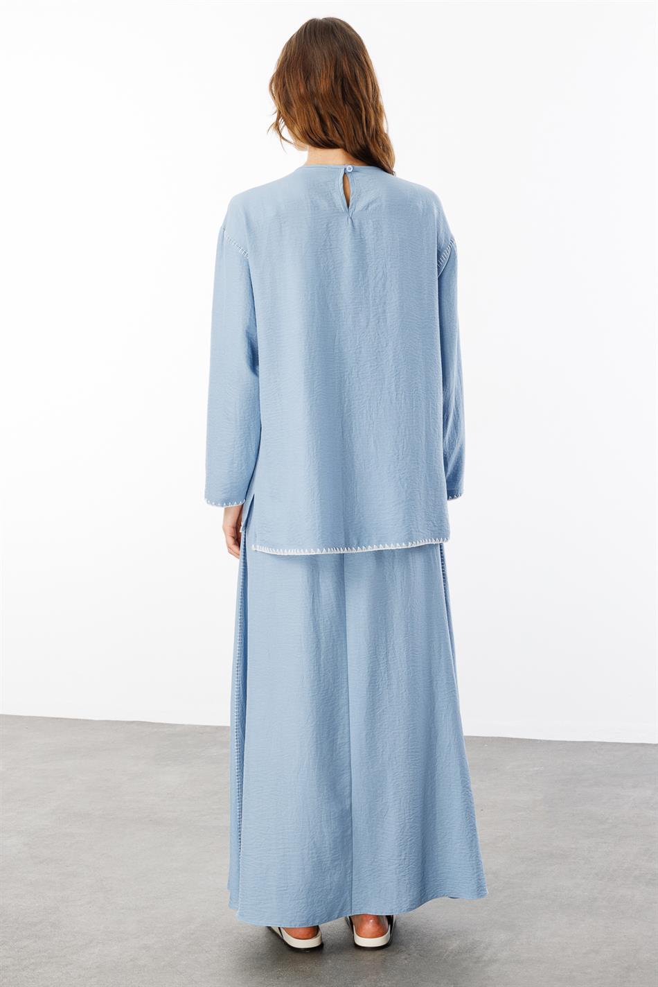 Sportliches Rock- und Tunika-Set aus Seide mit Stickereidetails am Saum – Blau