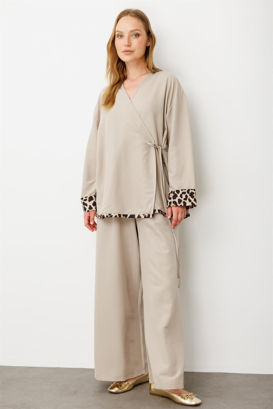 Kimono-sluiting met luipaardprint en bijpassende broek - Steenkleur