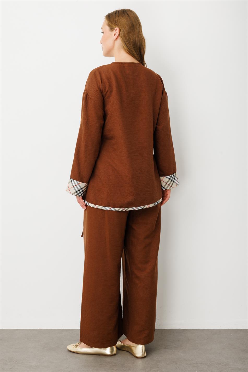 Kimono-Set mit besonderem Musterdetail und Hose – Kaffee