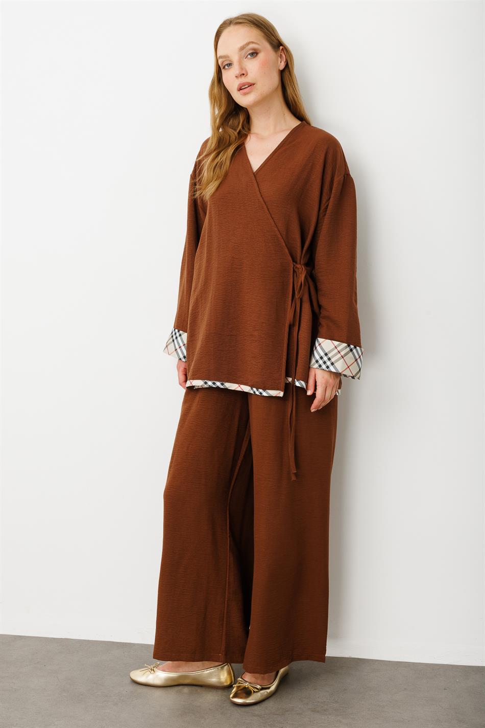 Kimono-Set mit besonderem Musterdetail und Hose – Kaffee