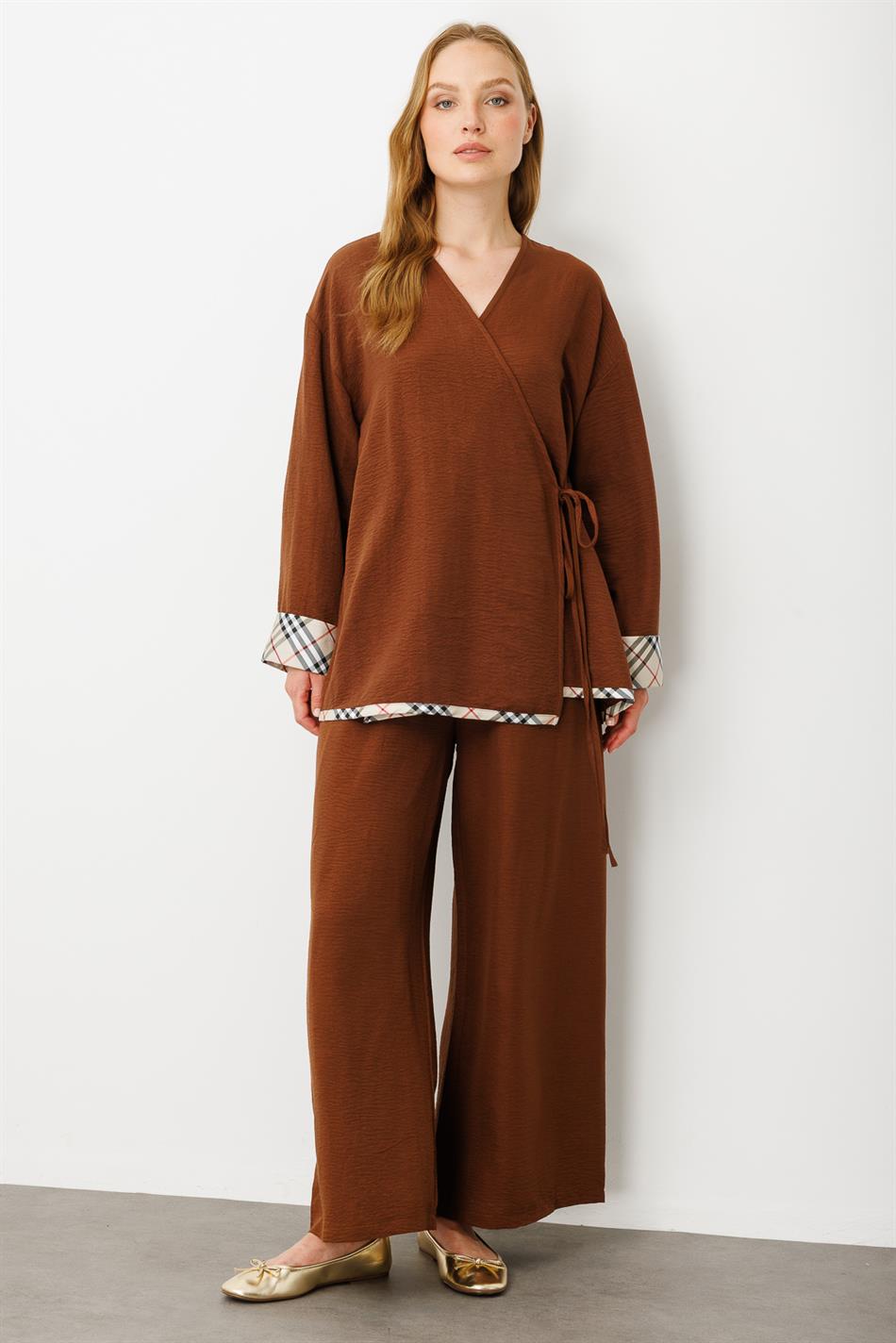 Kimono-Set mit besonderem Musterdetail und Hose – Kaffee