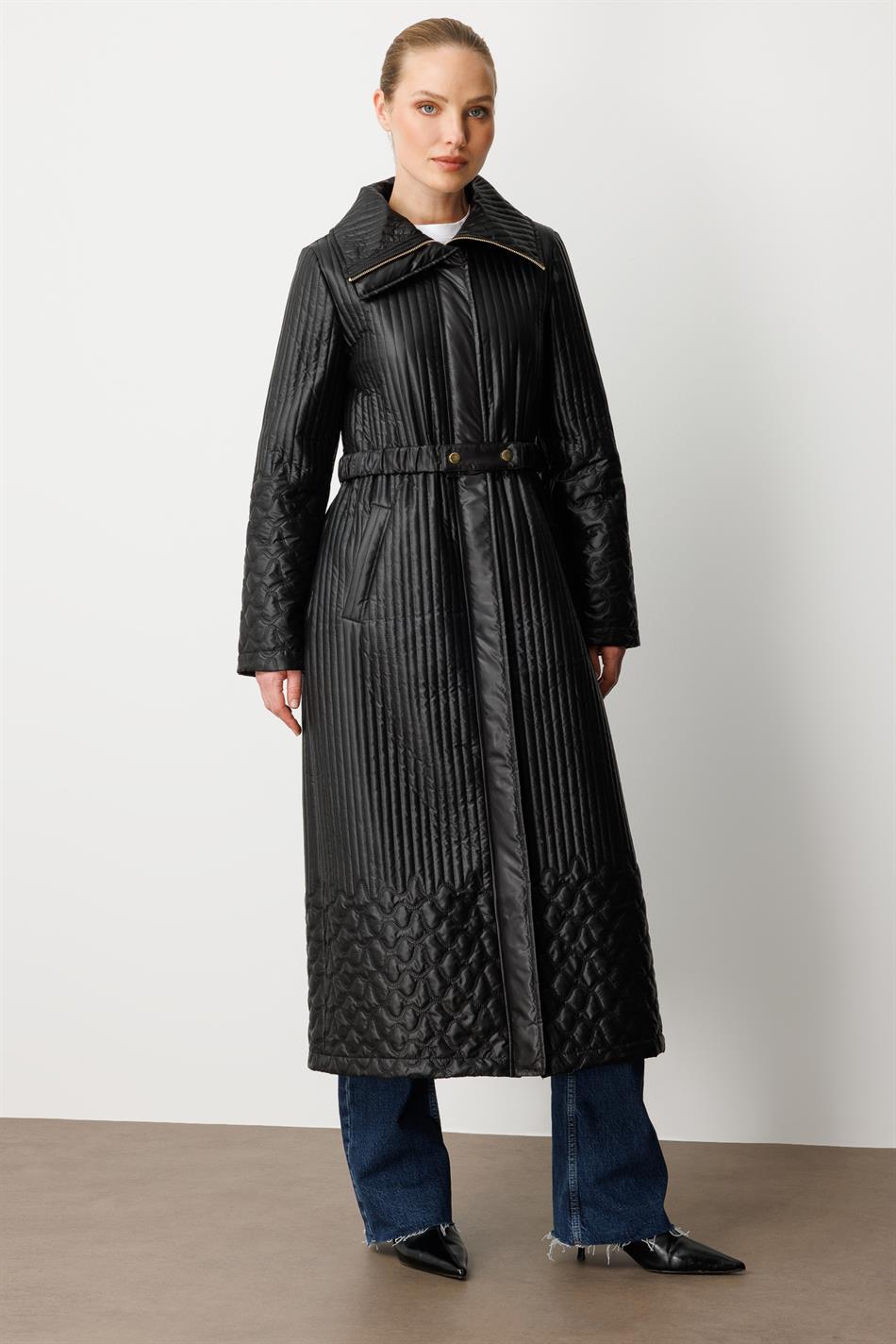 Naxışlı qolları və ətəyi olan yumşaq sırıqlı palto - Qara