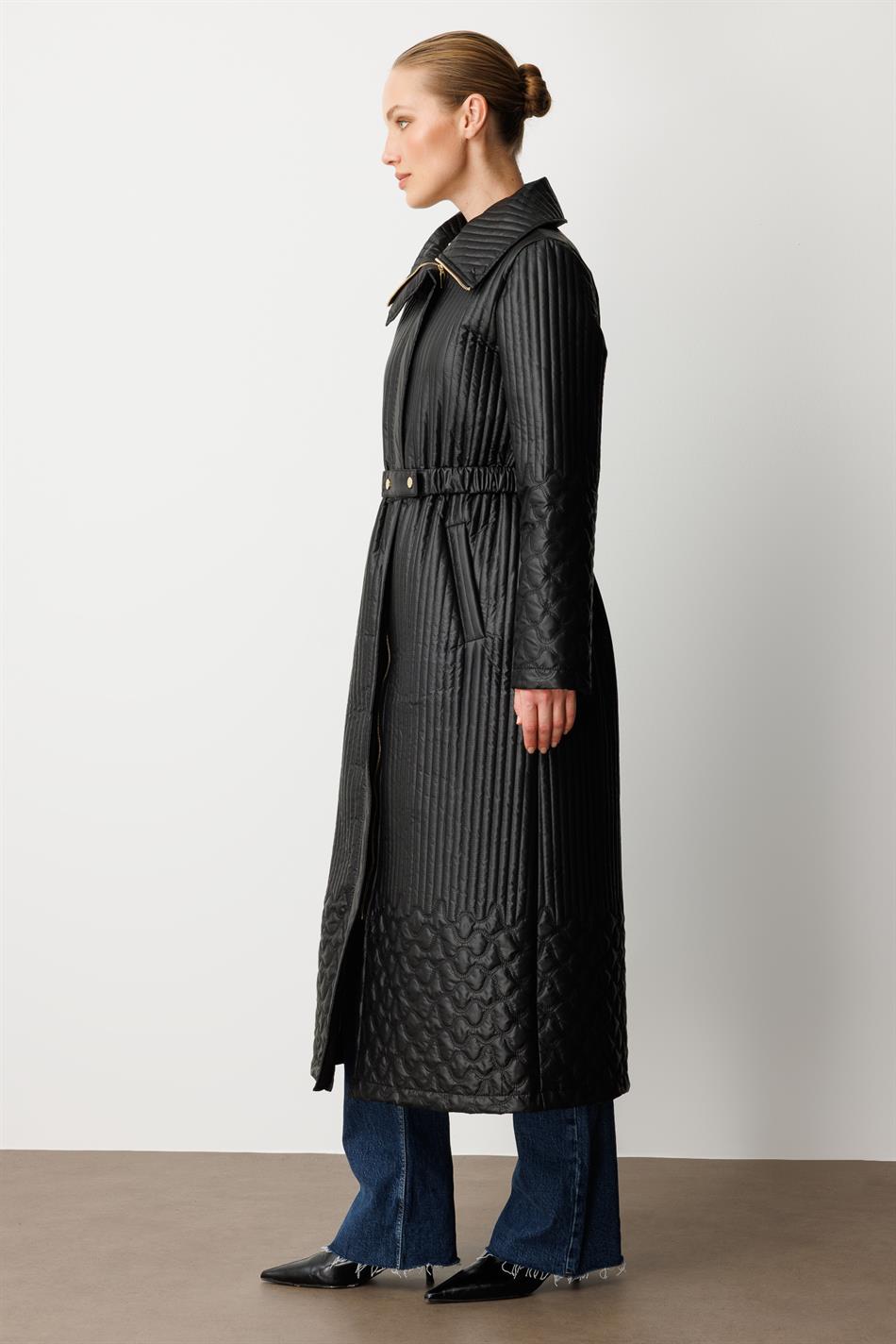 Naxışlı qolları və ətəyi olan yumşaq sırıqlı palto - Qara