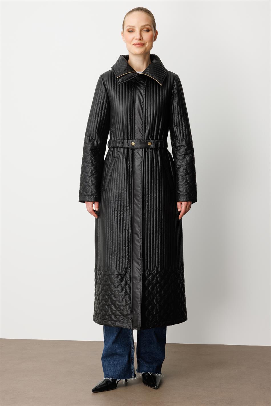 Naxışlı qolları və ətəyi olan yumşaq sırıqlı palto - Qara