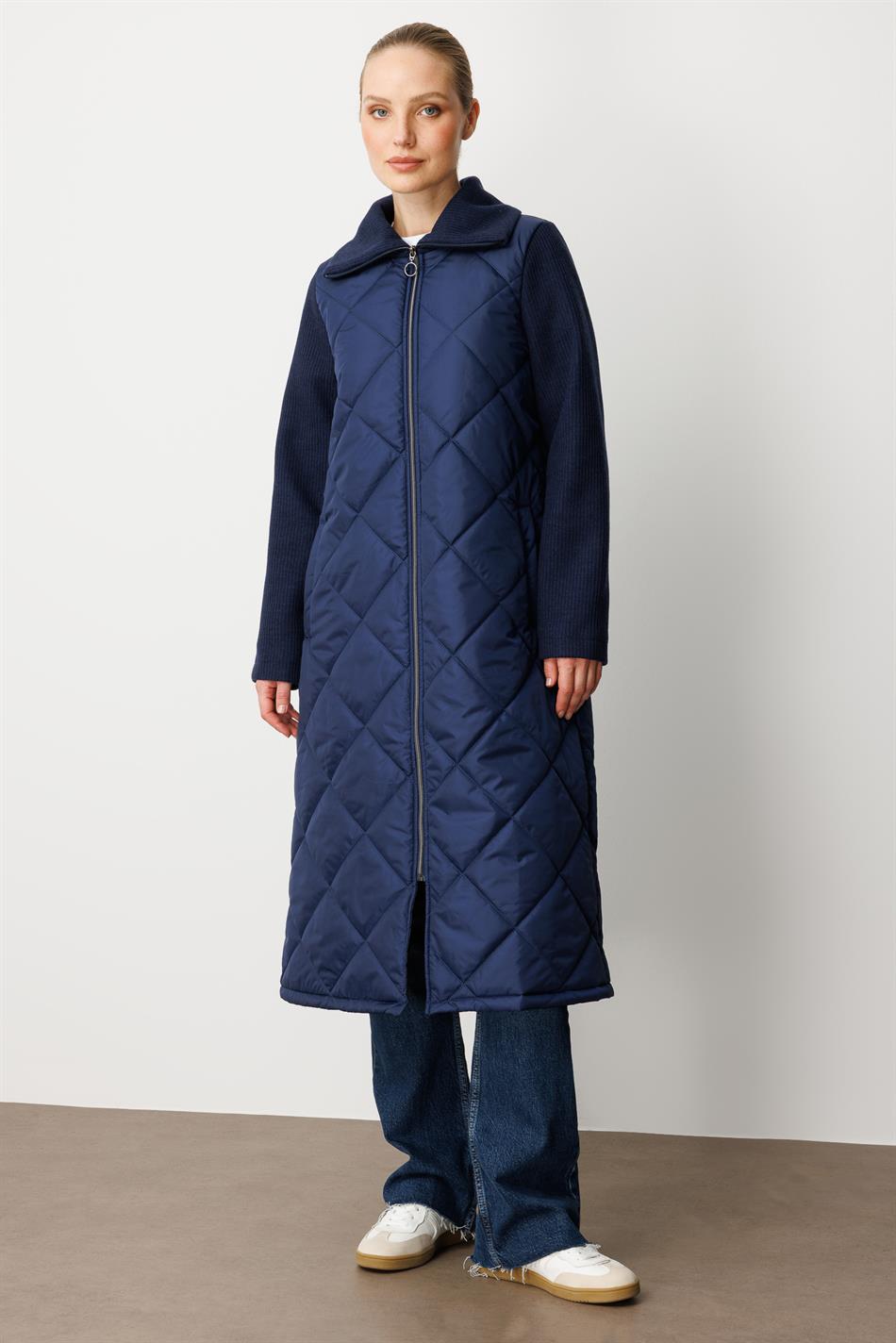 Tünd göy rəngli, yüksək yun toxunmuş qolları və yaxalığı olan, orta gövdəli, yumşaq lifli astarlı, zamansız palto