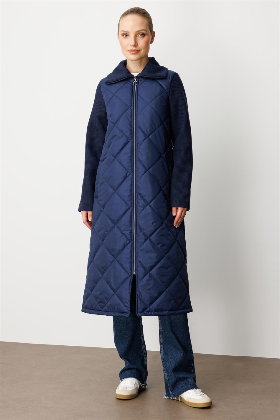 Tünd göy rəngli, yüksək yun toxunmuş qolları və yaxalığı olan, orta gövdəli, yumşaq lifli astarlı, zamansız palto