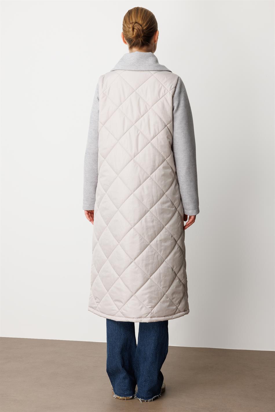 Yun toxunmuş qolları və yaxalığı olan, yumşaq lifli astarlı, orta gövdəli, zamansız palto - Boz