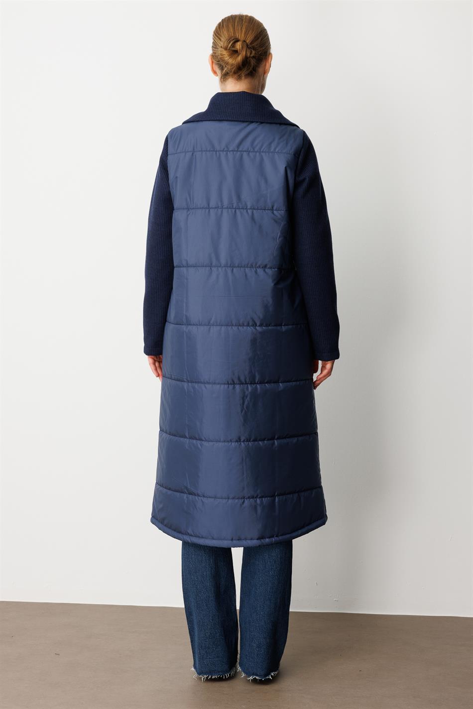 Yüksək yun toxunmuş qollar və yaxalıq, orta gövdəli, yumşaq lifli astarlı, zamansız rahat, açıq tünd göy