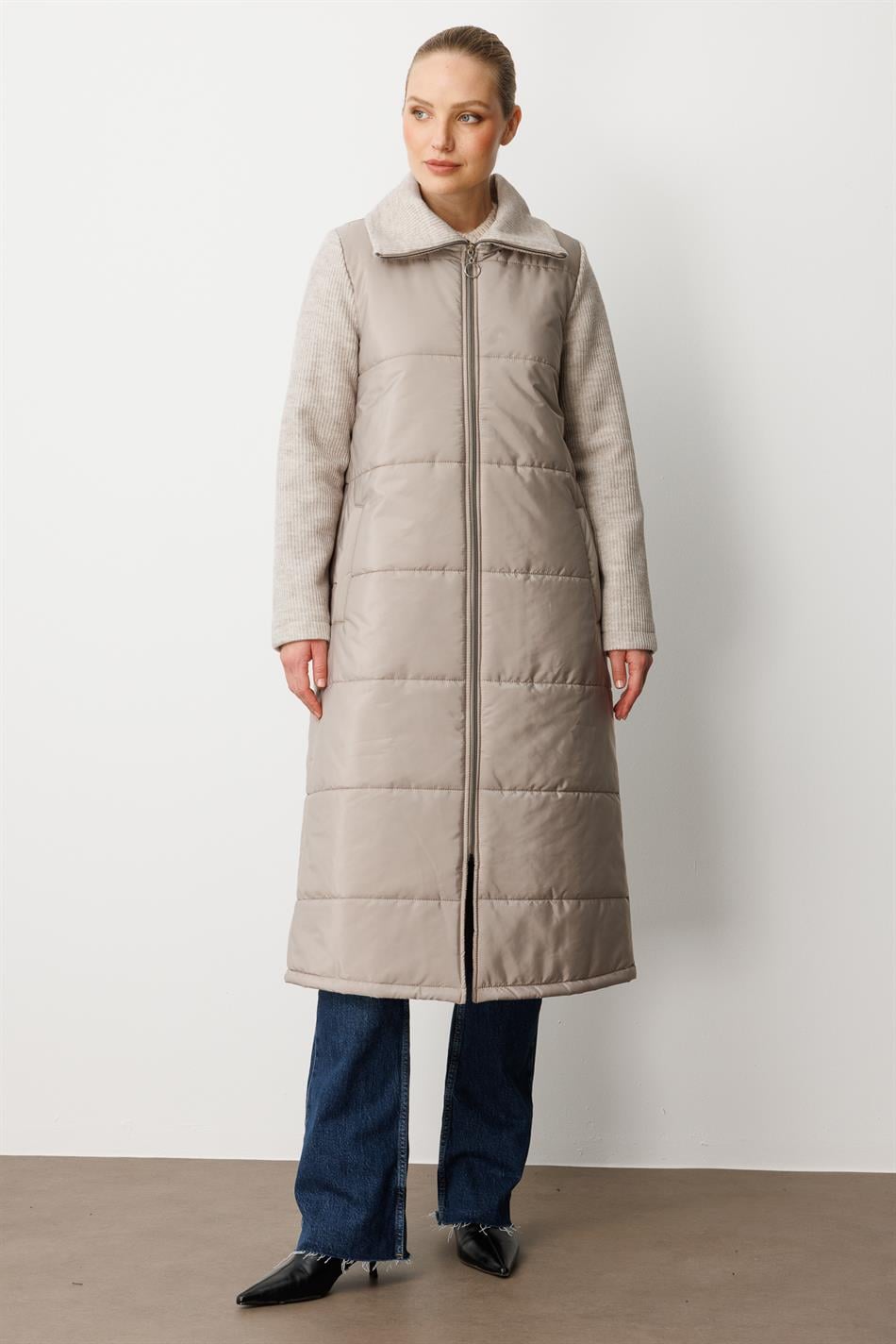 Yüksək yun toxunmuş qollar və yaxalıq, orta gövdəli, yumşaq lifli astarlı, zamansız rahat, yüngül - daş