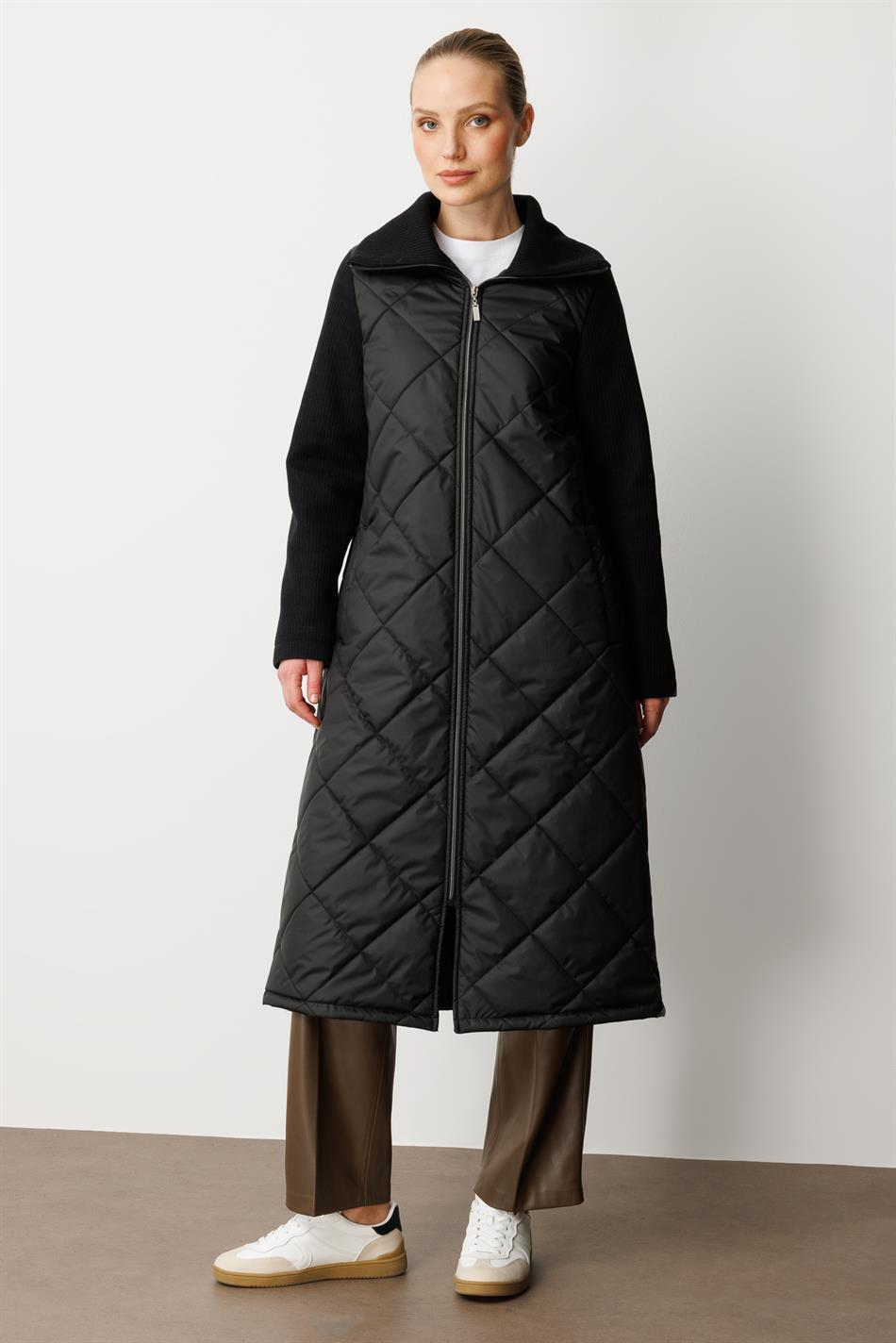 Yun toxunmuş qolları və yaxalığı ilə, yumşaq lifli astarlı, orta gövdəli, zamansız palto - Qara