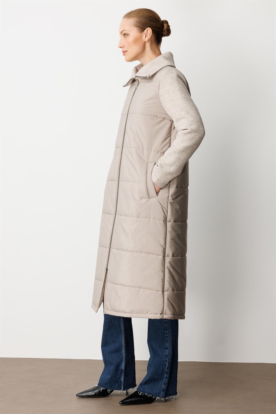 Yüksək yun toxunmuş qollar və yaxalıq, orta gövdəli, yumşaq lifli astarlı, zamansız rahat, yüngül - daş