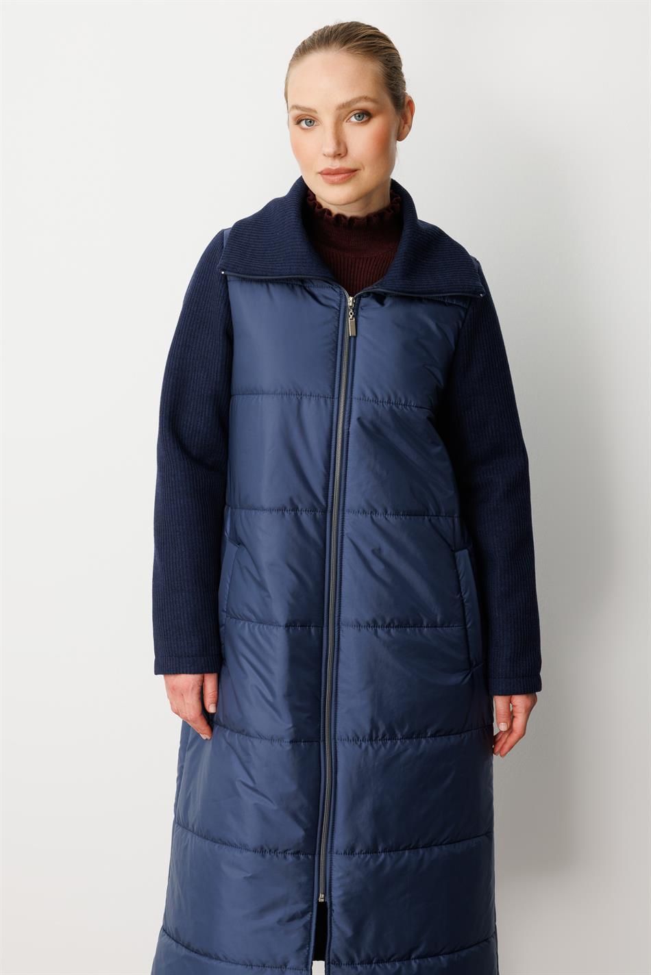 Yüksək yun toxunmuş qollar və yaxalıq, orta gövdəli, yumşaq lifli astarlı, zamansız rahat, açıq tünd göy