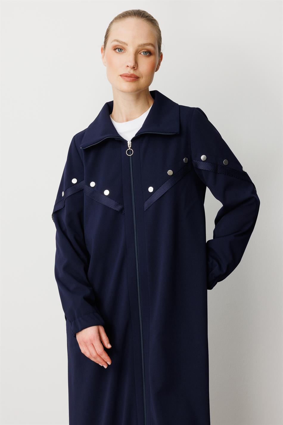Saisonaler Trenchcoat/Cape mit Kreppstruktur und Mesh-Einsätzen, gefüttert – Marineblau