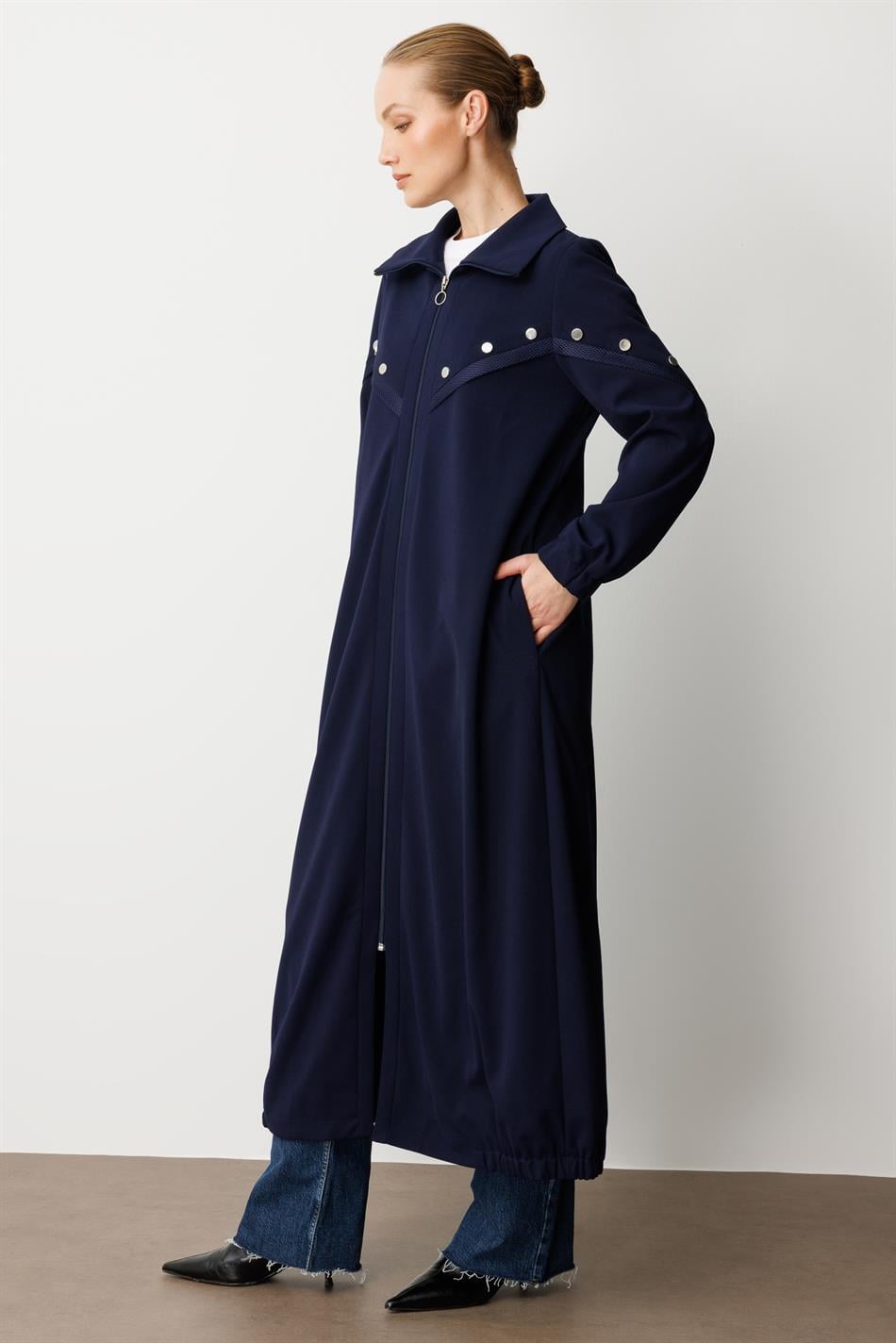 Saisonaler Trenchcoat/Cape mit Kreppstruktur und Mesh-Einsätzen, gefüttert – Marineblau