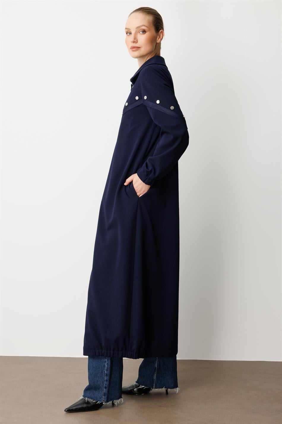 Saisonaler Trenchcoat/Cape mit Kreppstruktur und Mesh-Einsätzen, gefüttert – Marineblau