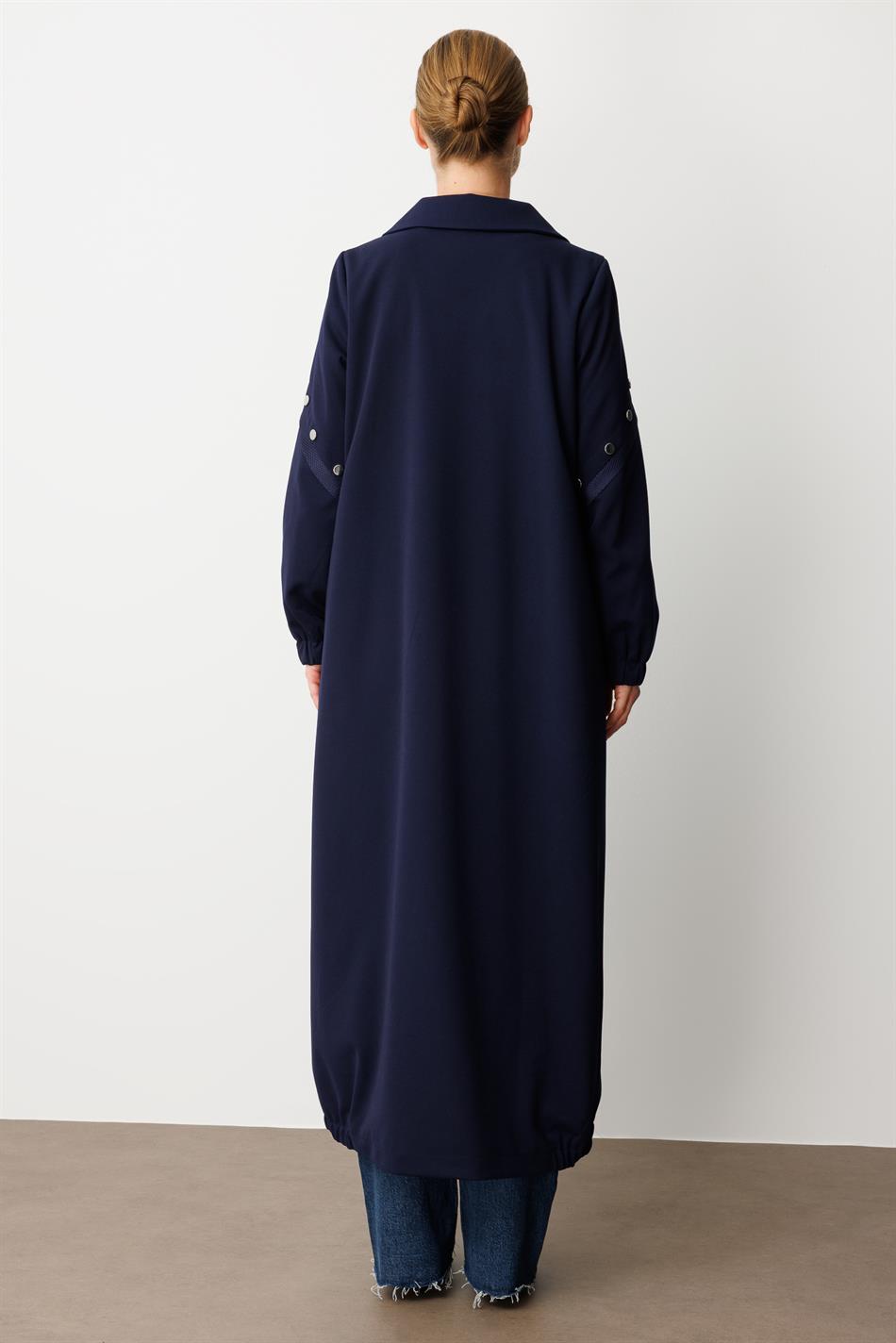Saisonaler Trenchcoat/Cape mit Kreppstruktur und Mesh-Einsätzen, gefüttert – Marineblau