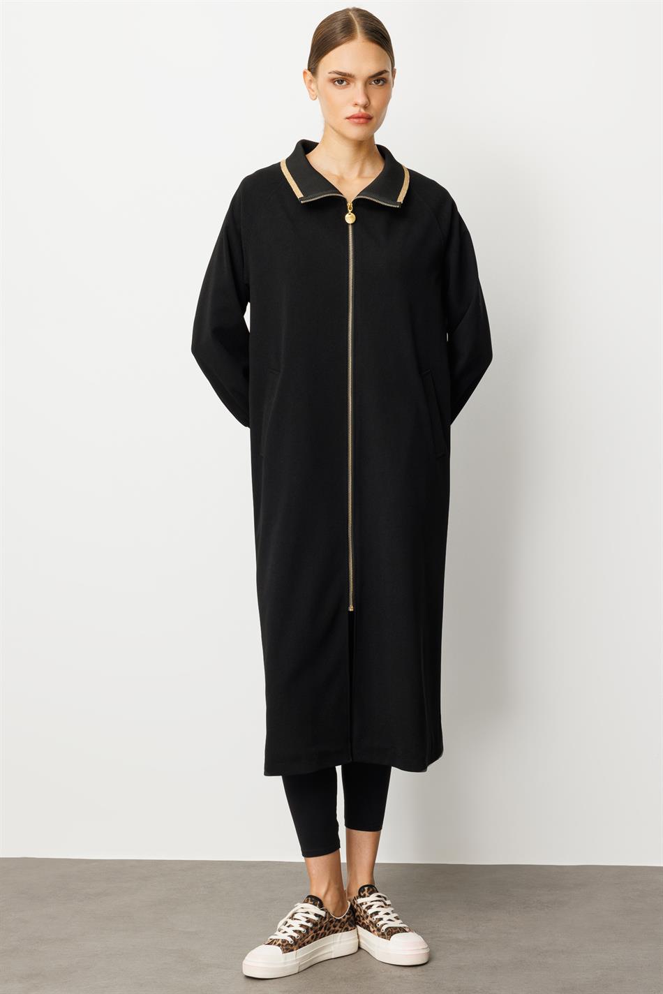 Qara rəngdə, bütün fəsillər üçün uyğun olan, qabırğalı yaxalıqlı və manjetli krep teksturalı trençkot/palto.