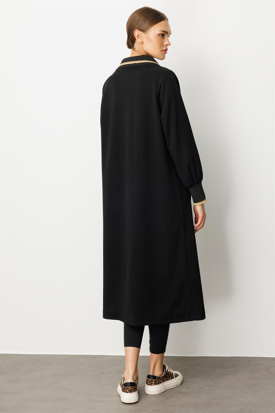 Qara rəngdə, bütün fəsillər üçün uyğun olan, qabırğalı yaxalıqlı və manjetli krep teksturalı trençkot/palto.