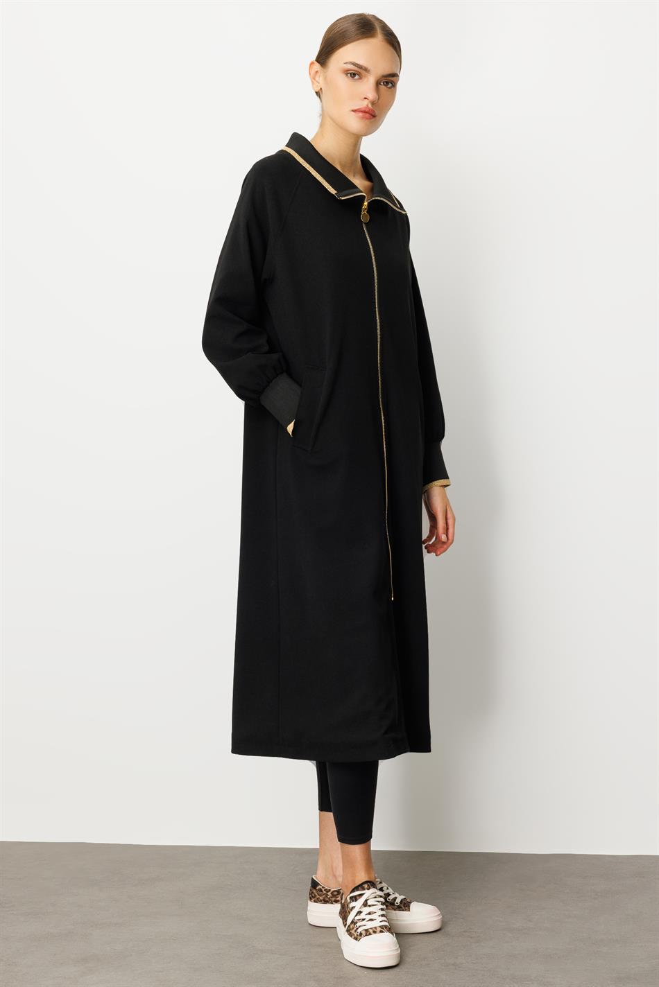 Qara rəngdə, bütün fəsillər üçün uyğun olan, qabırğalı yaxalıqlı və manjetli krep teksturalı trençkot/palto.