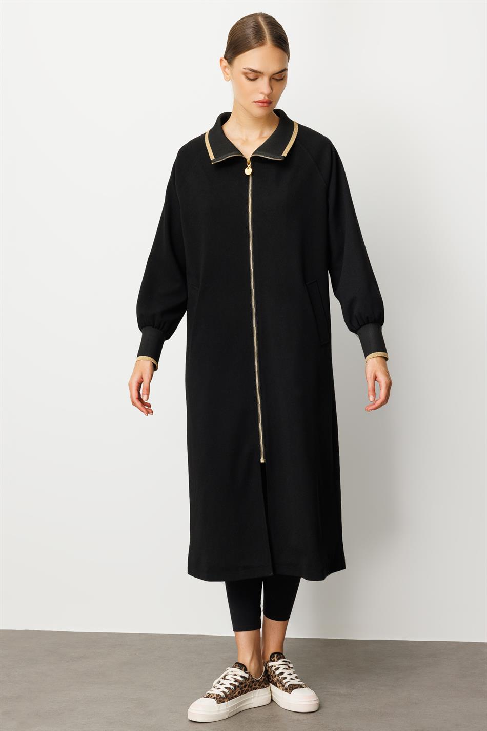 Qara rəngdə, bütün fəsillər üçün uyğun olan, qabırğalı yaxalıqlı və manjetli krep teksturalı trençkot/palto.